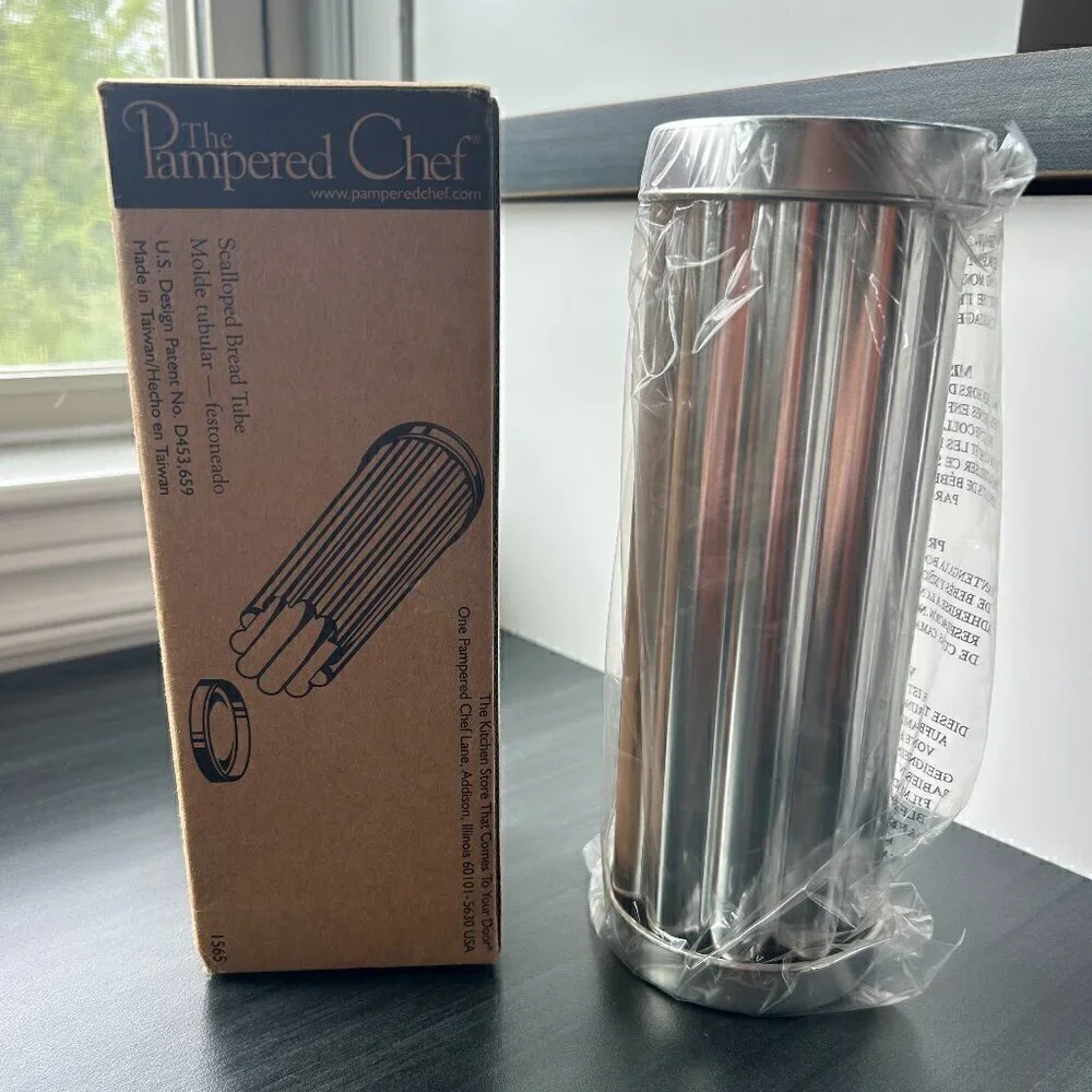 Pampered Chef Scalloped Bread Tube 9.4 x 3.4 x 3.4 inches NWT